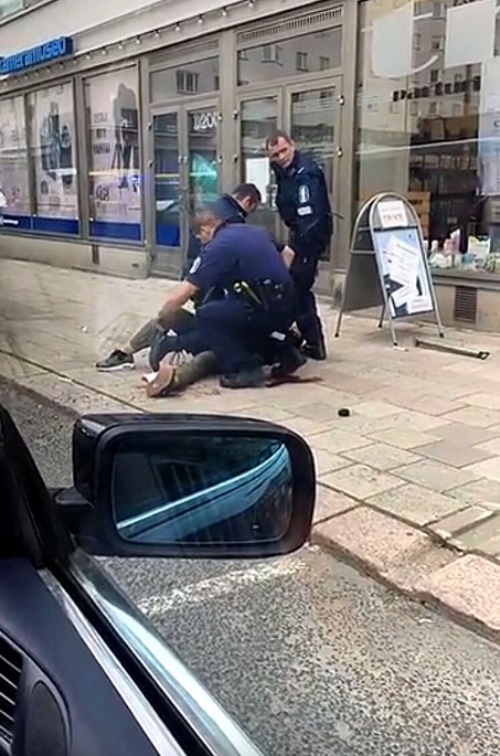 Police officers detain the attacker who stabbed people in Turku, southwestern Finland, on Aug. 18, 2017. Photo Xinhua.