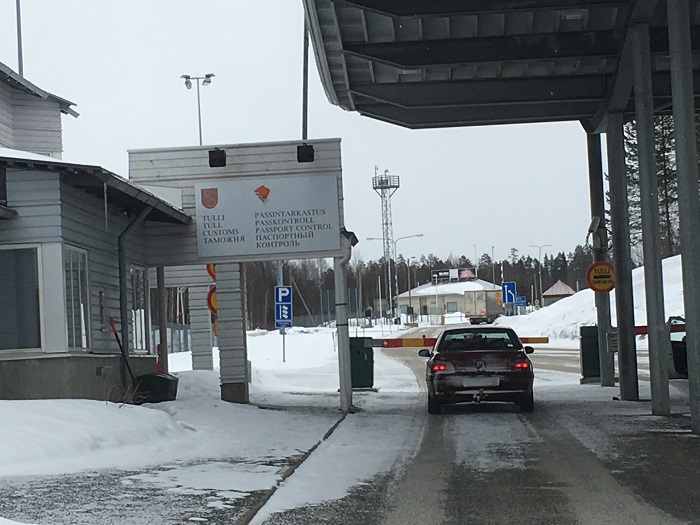 Ваалимаа нуйямаа иматра и ниирала. Погранпост Россия Финляндия. Finnish Russian border. Пограничный пункт Финляндия-Россия фотосток. Дорожный знак Россия Финляндия.