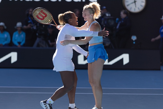 Taylor Townsend (L)/Katerina Siniakova celebrate after winning the women's doubles. Photo: Xinhua by Hu Jingchen.